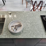 Stone Italiana Comsmolite Materiale Ecosostenibile Isola Centrale Cucina Verde Lucido Top Cucina 150x150