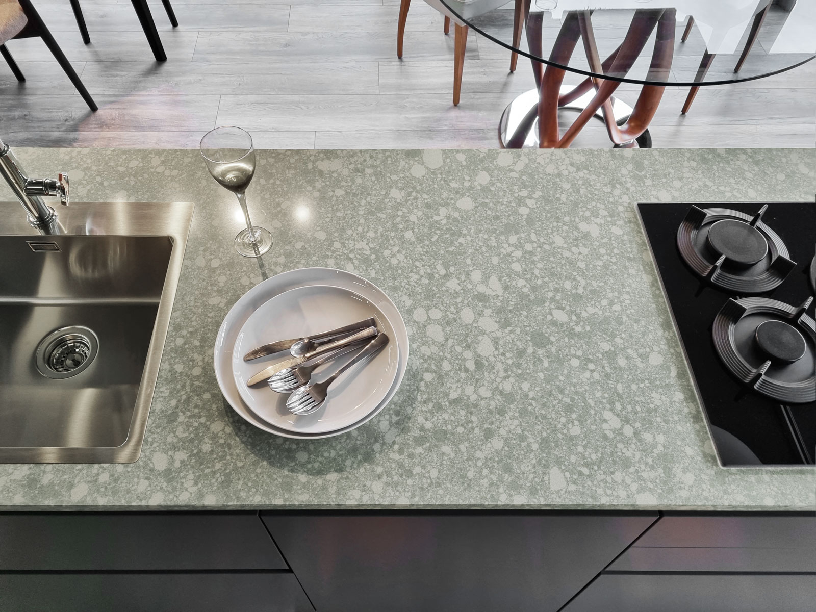 Stone Italiana Comsmolite Materiale Ecosostenibile Isola Centrale Cucina Verde Lucido Top Cucina